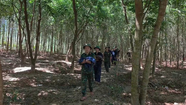 Tìm thấy 13 hài cốt liệt sĩ cùng nhiều di vật trong rừng tràm ở Quảng Trị- Ảnh 2.