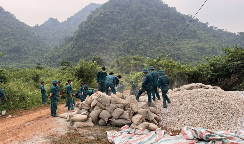 Quân dân đồng lòng phá đá mở đường vào khu dân cư 3 không tại Lạng Sơn- Ảnh 2.