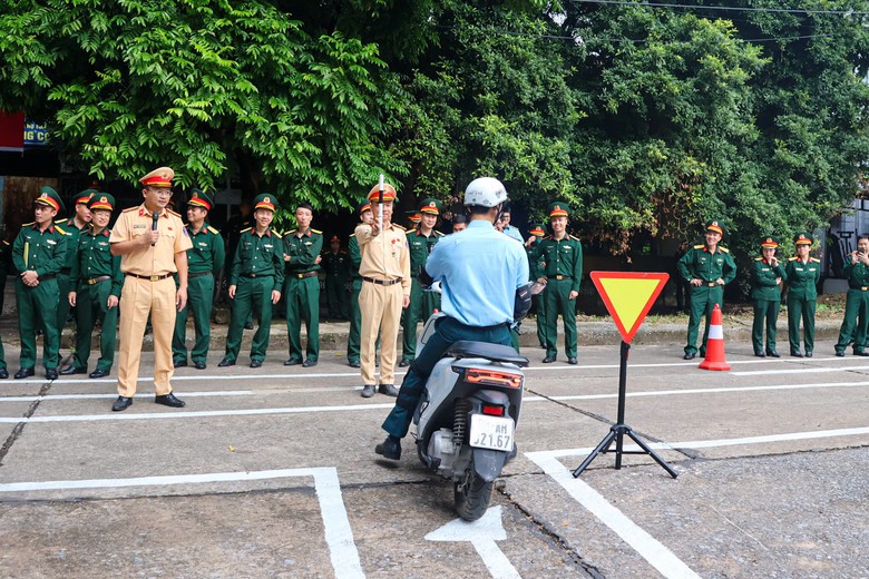 Hà Nội: CSGT dạy kỹ năng lái xe cho hàng trăm người dân, nhiều người có GPLX vẫn muốn học- Ảnh 3.