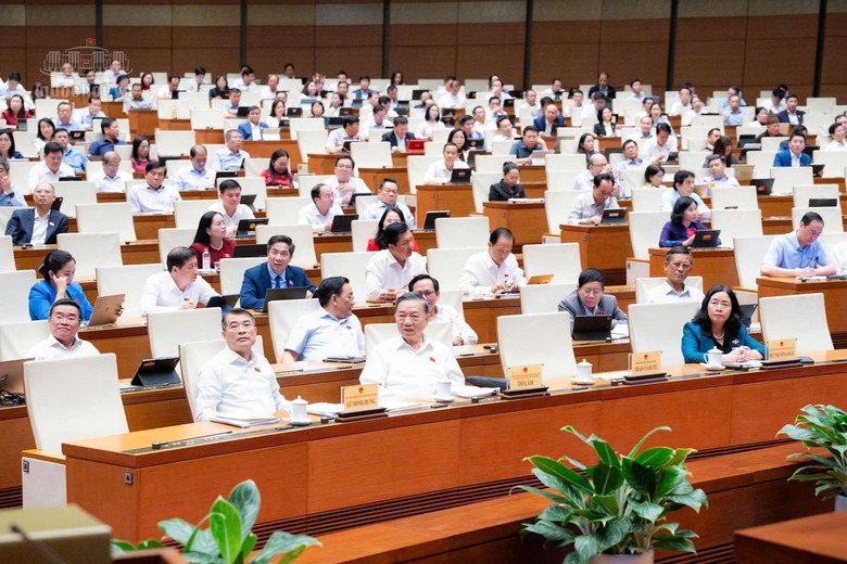 Bộ trưởng Bộ Xây dựng làm rõ một số vấn đề đại biểu quan tâm về đầu tư hạ tầng giao thông- Ảnh 2.