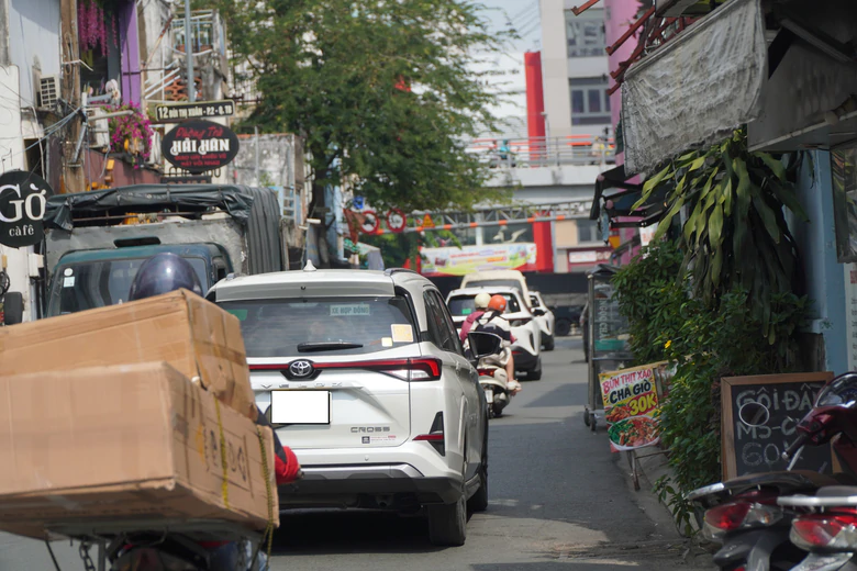 Tài xế còn lúng túng ngày đầu tổ chức lại giao thông quanh sân bay Tân Sơn Nhất- Ảnh 4.