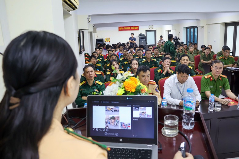 Hà Nội: CSGT dạy kỹ năng lái xe cho hàng trăm người dân, nhiều người có GPLX vẫn muốn học- Ảnh 2.