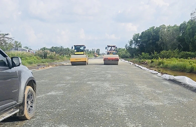 61 ngày đêm đẩy nhanh tiến độ thi công đường Hồ Chí Minh qua tỉnh An Giang- Ảnh 2.