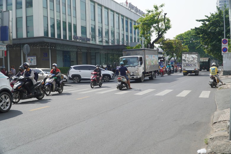 Tài xế còn lúng túng ngày đầu tổ chức lại giao thông quanh sân bay Tân Sơn Nhất- Ảnh 3.