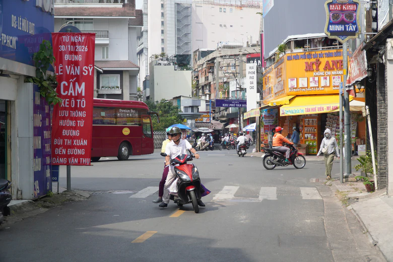 Tài xế còn lúng túng ngày đầu tổ chức lại giao thông quanh sân bay Tân Sơn Nhất- Ảnh 1.