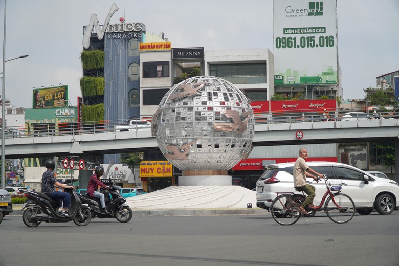 Tài xế còn lúng túng ngày đầu tổ chức lại giao thông quanh sân bay Tân Sơn Nhất- Ảnh 8.