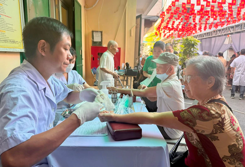 Hà Nội đặt mục tiêu 100% người yếu thế có hồ sơ số an sinh xã hội vào năm 2030- Ảnh 1.