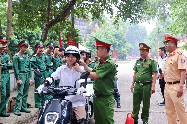 Hà Nội: CSGT dạy kỹ năng lái xe cho hàng trăm người dân, nhiều người có GPLX vẫn muốn học- Ảnh 1.
