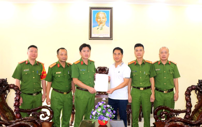 Trên đường đi làm về, cán bộ công an cứu giúp cháu bé bị tai nạn giao thông ở Ninh Bình- Ảnh 1.