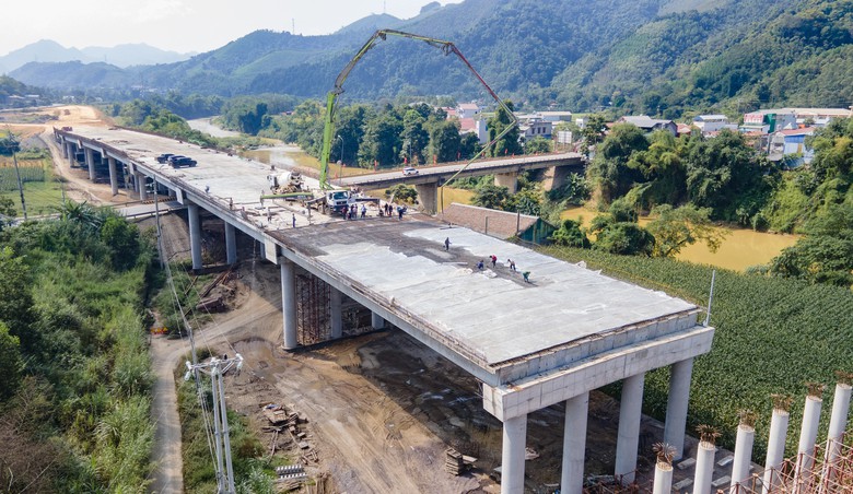 Vượt thách thức địa hình, đua tiến độ thi công cao tốc Chợ Mới - Bắc Kạn - Ảnh 3.
