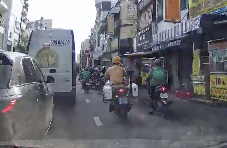 CSGT TP.HCM dùng mô tô đặc chủng dẫn đường, giúp sản phụ đến bệnh viện kịp thời - Ảnh 1.