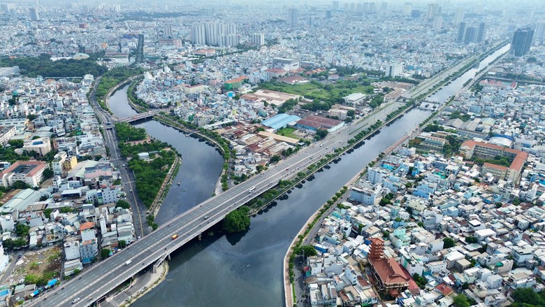 TP.HCM chuẩn bị đầu tư loạt dự án chỉnh trang kênh rạch, tổng vốn hơn 15.000 tỷ đồng - Ảnh 1.