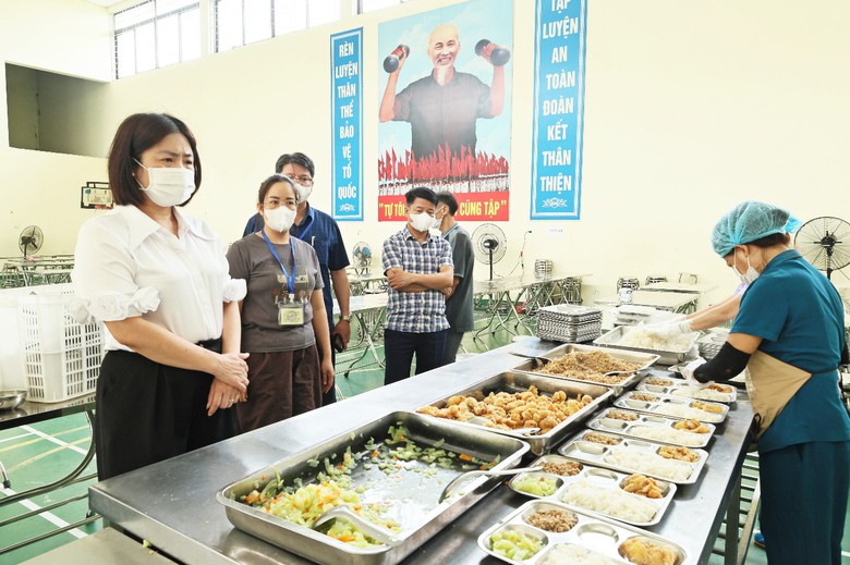 Trường Tiểu học Quảng Bị 1 tổ chức lại bữa ăn bán trú- Ảnh 1.