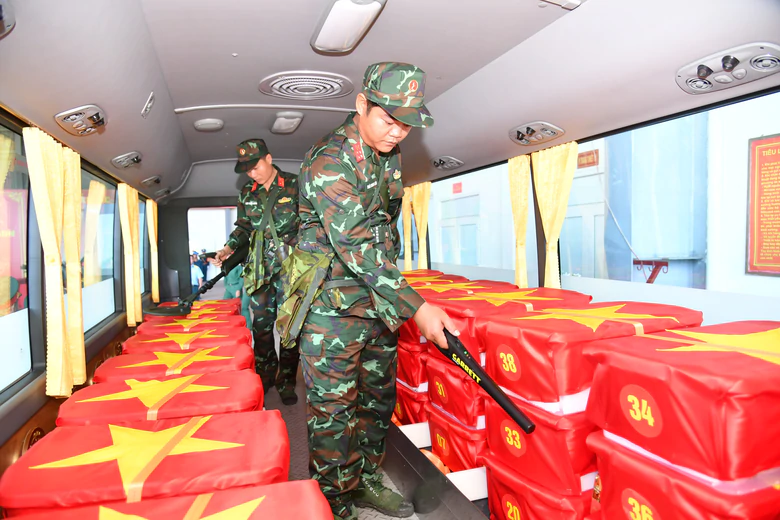 Quân khu 9 đưa 15.401 mẫu hài cốt liệt sĩ ra Hà Nội bằng máy bay quân sự- Ảnh 3.