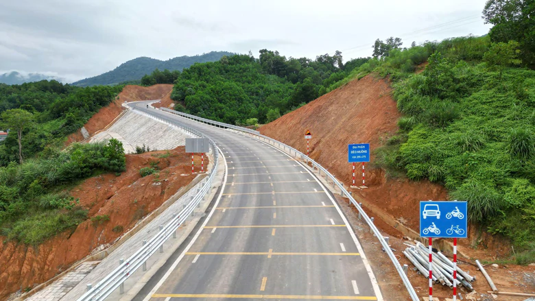 Kiểm tra đường Hồ Chí Minh đoạn Chợ Chu - Ngã ba Trung Sơn trước khi đưa vào khai thác- Ảnh 3.