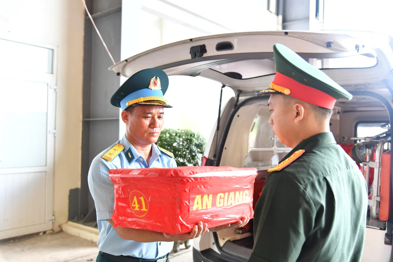 Quân khu 9 đưa 15.401 mẫu hài cốt liệt sĩ ra Hà Nội bằng máy bay quân sự- Ảnh 4.