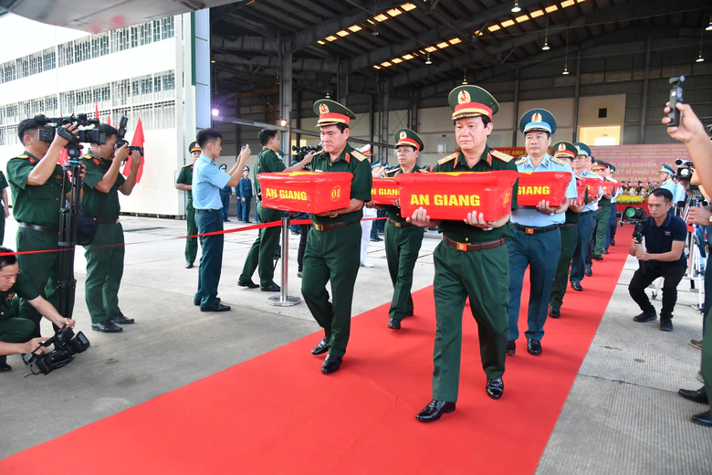 Quân khu 9 đưa 15.401 mẫu hài cốt liệt sĩ ra Hà Nội bằng máy bay quân sự- Ảnh 5.