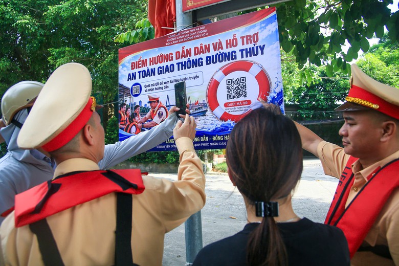 Độc đáo mô hình "Dân vận khéo": CSGT lên phà hướng dẫn kỹ năng an toàn giao thông- Ảnh 2.