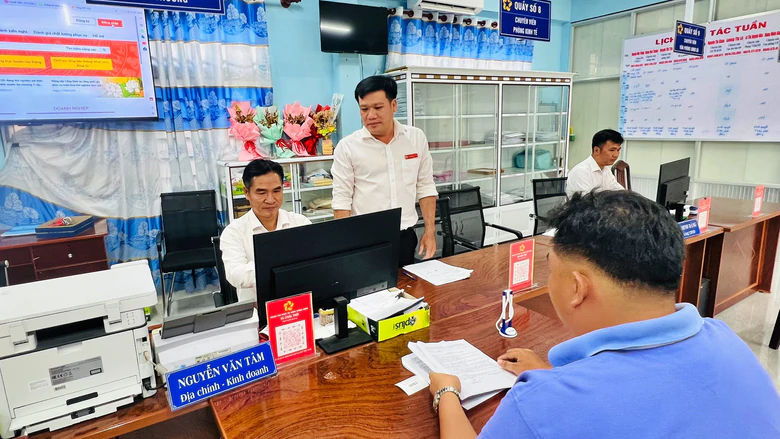 Cà Mau: Tháo gỡ vướng mắc, vận hành hiệu quả chính quyền hai cấp - Ảnh 3.
