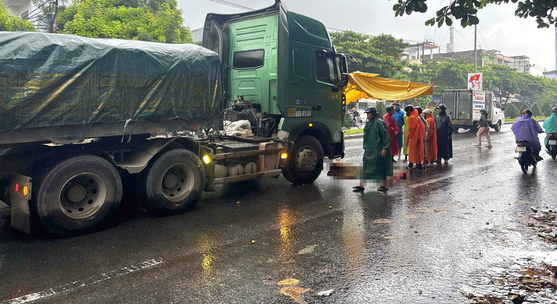 Xe đầu kéo va chạm xe máy trên QL1A Đà Nẵng, một người tử vong- Ảnh 1.