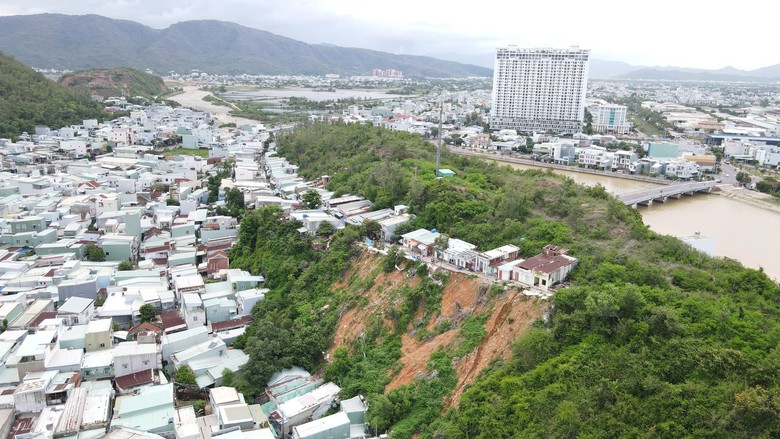 Núi Một đối mặt nguy cơ sạt lở, Gia Lai tính phương án di dời dân- Ảnh 1.