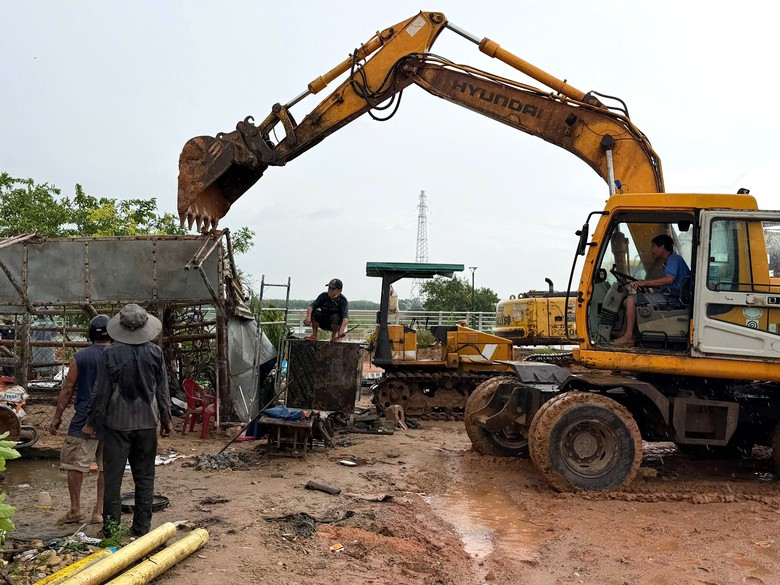 Đội mưa dỡ nhà, bàn giao mặt bằng làm dự án tôn tạo cảnh quan lớn nhất Quảng Ngãi- Ảnh 4.