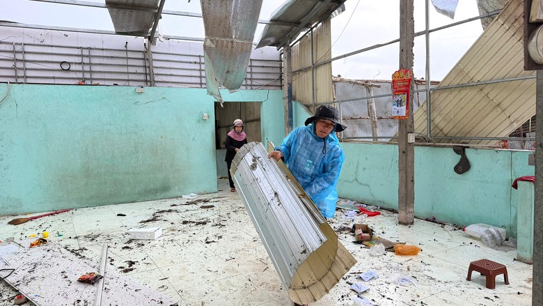 Đội mưa dỡ nhà, bàn giao mặt bằng làm dự án tôn tạo cảnh quan lớn nhất Quảng Ngãi- Ảnh 2.