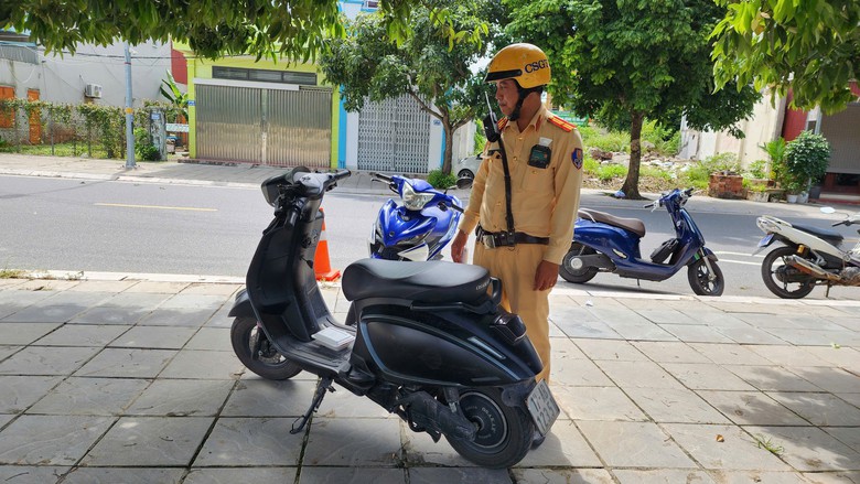 Hưng Yên: CSGT xử lý học sinh chế gương chiếu hậu "mở ra gập vào" để đối phó- Ảnh 3.