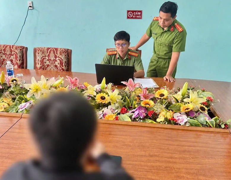 Xử phạt thanh niên chia sẻ video nhóm thanh thiếu niên mang dao "diễu phố”- Ảnh 1.