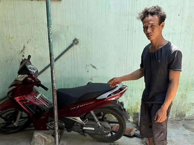Bắt giữ kẻ đánh người, dùng kéo đe dọa cướp xe máy giữa ruộng mía- Ảnh 1.