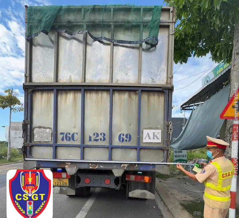 CSGT Quảng Ngãi siết tải trọng, loạt phương tiện vi phạm bị xử lý nghiêm- Ảnh 3.