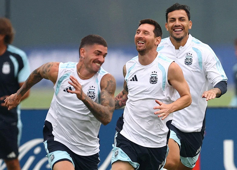 Thủ môn Benin lo đồng đội tranh cãi vì đổi áo với Messi- Ảnh 2.