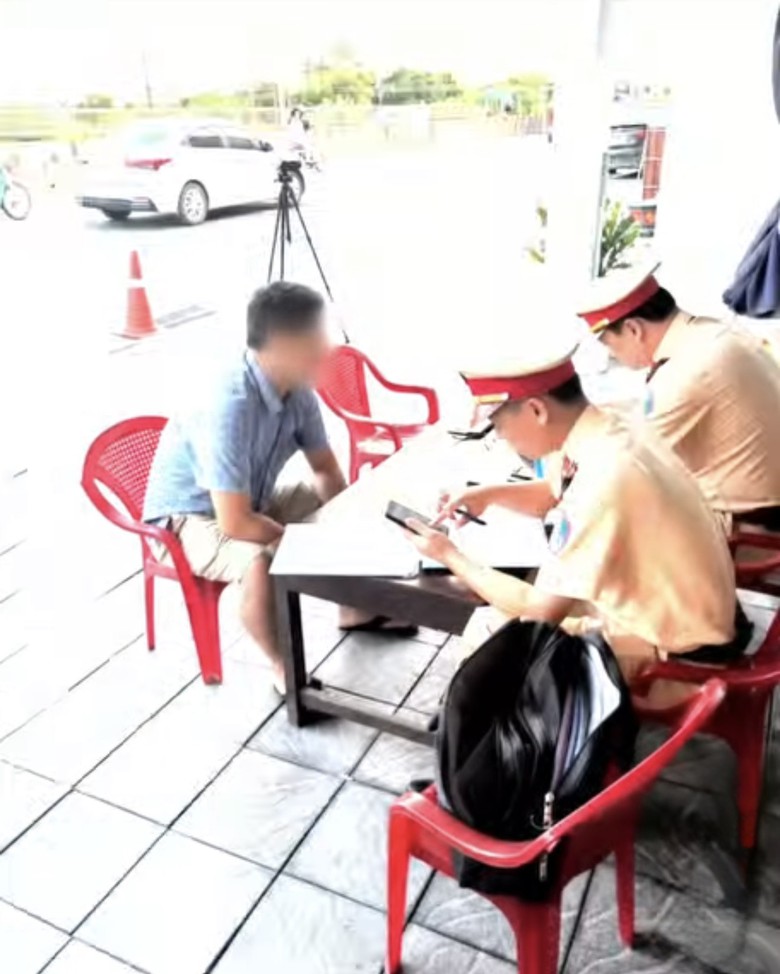 Xe khách bị tước phù hiệu vẫn lưu thông, chủ xe và tài xế bị phạt gần 30 triệu đồng- Ảnh 1.