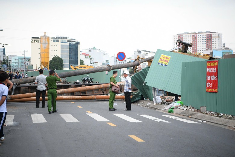 TP.HCM: Máy thi công rạch Xuyên Tâm bất ngờ ngã đổ ra đường- Ảnh 3.