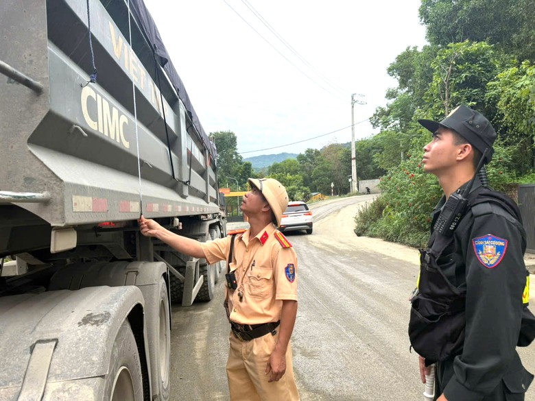 Phú Thọ: CSGT xử nghiêm xe cơi nới thành thùng, chở quá tải, gây mất an toàn giao thông- Ảnh 16.