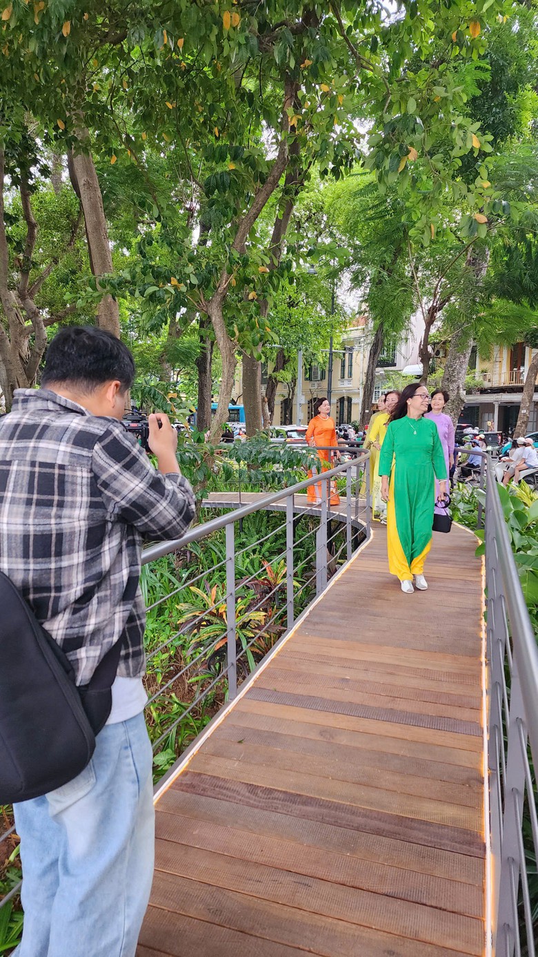 “Dải lụa ký ức”: Không tạo thêm biểu tượng mà tạo một góc nhìn mới về Hồ Gươm - Ảnh 10.