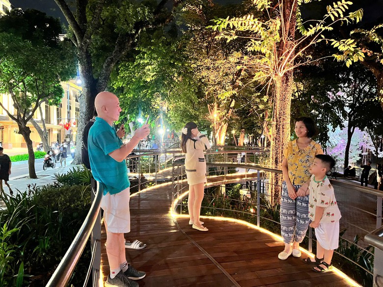 “Dải lụa ký ức”: Không tạo thêm biểu tượng mà tạo một góc nhìn mới về Hồ Gươm - Ảnh 11.