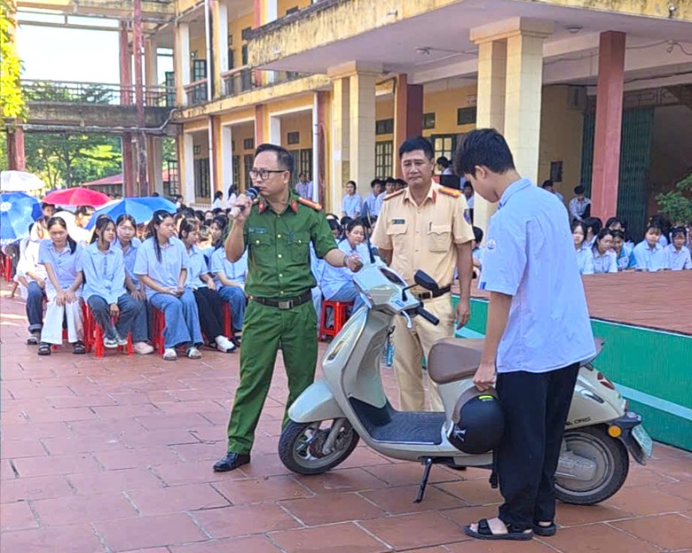 Hưng Yên: CSGT xử lý học sinh chế gương chiếu hậu "mở ra gập vào" để đối phó- Ảnh 6.