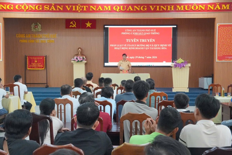 Huế: Mở chiến dịch đào tạo kỹ năng lái xe an toàn kéo giảm tai nạn giao thông- Ảnh 1.
