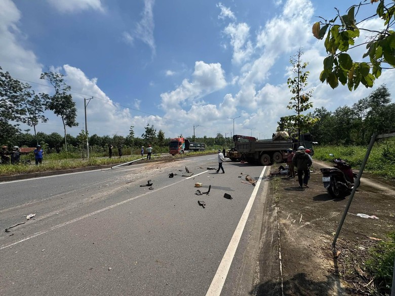TP.HCM: Ô tô cứu hộ lao qua dải phân cách tông trực diện xe ben, 2 người bị thương nặng- Ảnh 1.