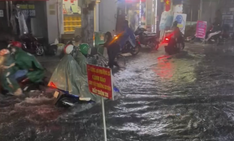 TP.HCM: Mưa lớn giờ tan tầm, nhiều tuyến đường ngập sâu, giao thông ùn ứ- Ảnh 4.