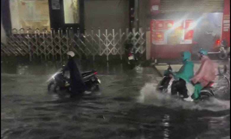 TP.HCM: Mưa lớn giờ tan tầm, nhiều tuyến đường ngập sâu, giao thông ùn ứ- Ảnh 5.