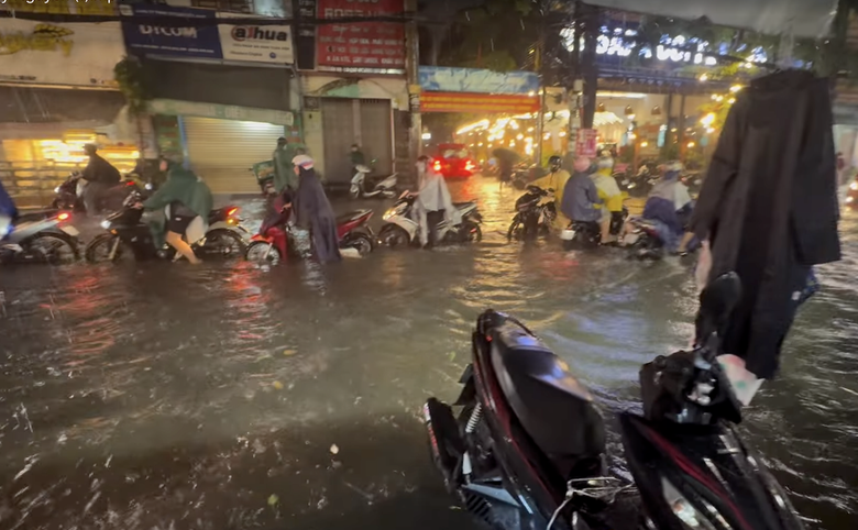 TP.HCM: Mưa lớn giờ tan tầm, nhiều tuyến đường ngập sâu, giao thông ùn ứ- Ảnh 3.