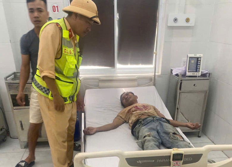 CSGT Quảng Ngãi dùng xe đặc chủng mở đường đưa người bị tai nạn đến bệnh viện cấp cứu- Ảnh 1.