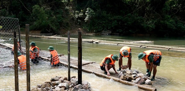 Bộ đội thần tốc làm cầu vượt sông sau chỉ đạo của Chủ tịch UBND tỉnh Lạng Sơn- Ảnh 2.