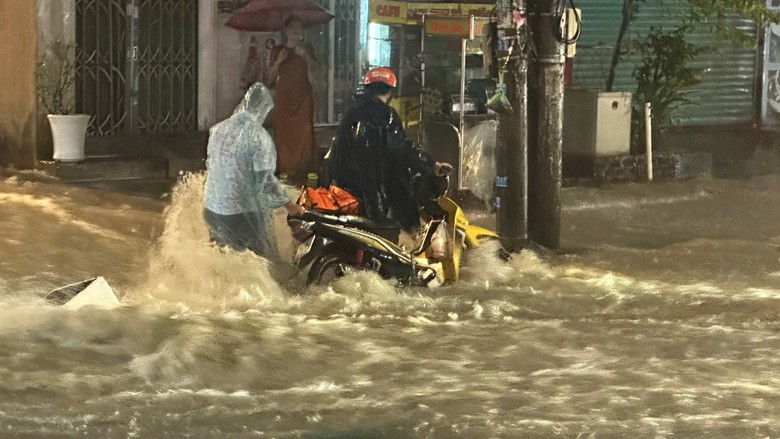 Mưa lớn dồn dập, nhiều tuyến đường ở TP Đồng Nai bị ngập nặng- Ảnh 1.