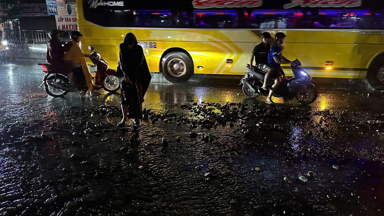 Mưa lớn dồn dập, nhiều tuyến đường ở TP Đồng Nai bị ngập nặng- Ảnh 3.