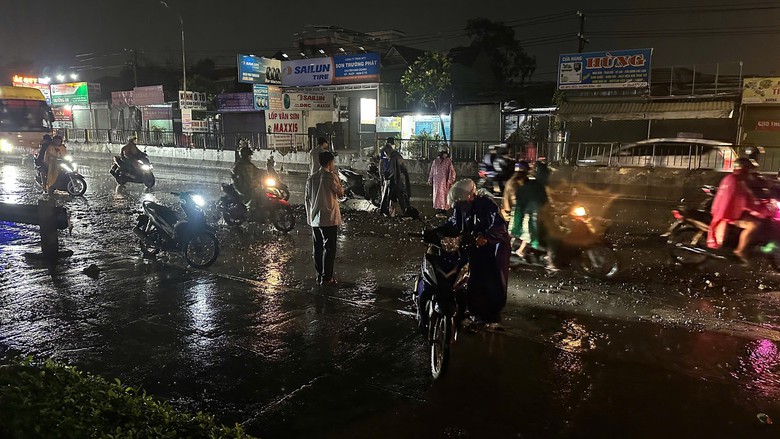 Mưa lớn dồn dập, nhiều tuyến đường ở TP Đồng Nai bị ngập nặng- Ảnh 8.