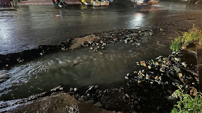 Mưa lớn dồn dập, nhiều tuyến đường ở TP Đồng Nai bị ngập nặng- Ảnh 6.