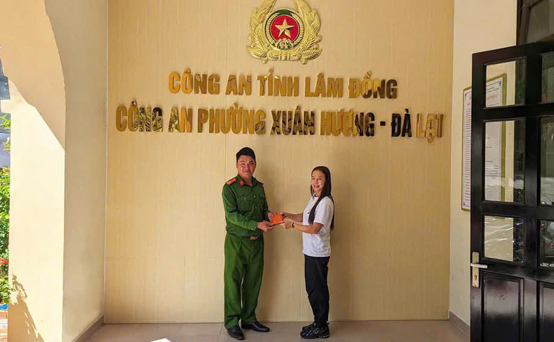 Công an Lâm Đồng trao trả tài sản đánh rơi cho du khách Hàn Quốc- Ảnh 1.